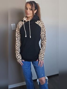 Ampersand Ave Leopard Sleeve Hoodie Size M Black Animal Print Cozy Pullover